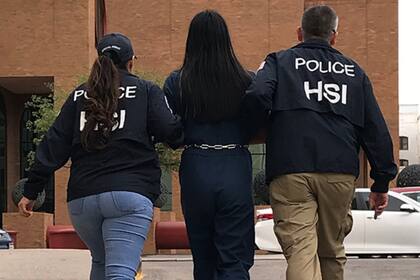 ICE detuvo a una mujer y a sus dos hijas, todas oriundas de Guatemala, tras una entrevista para obtener la ciudadanía