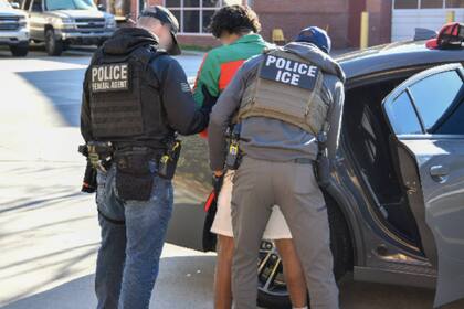 ICE reducirá sus redadas en hoteles, restaurantes y lugares de la industria agrícola