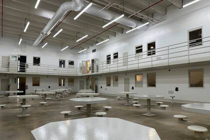 ICE usa contratos sin licitación, que benefician a grandes firmas, para obtener camas para detención