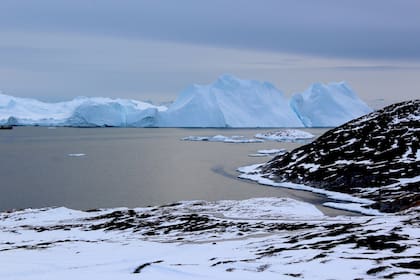 Icebergs cerca de un glaciar en Groenlandía