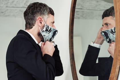 Íconos de empatía y de la pelea contra el coronavirus, se incorporaron a la vida cotidiana. La moda ahora les suma estilo