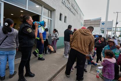 Ida al trabajo acaba en tragedia en el centro de México cuando un tren parte en dos un autobús