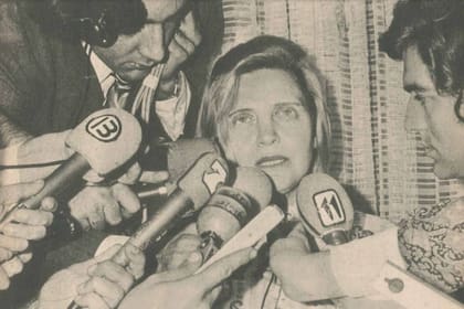 Ida, esposa de Oberdan Sallustro, habla con la prensa, poco tiempo después del secuestro de su marido