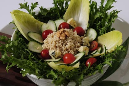 Ideal para comer los días de calor, ensalada fresca con endivias y quinoa.