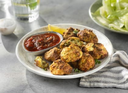 Ideal para picar algo antes del plato principal, los bocaditos de zucchini son una alternativa saludable repleta de sabor.
