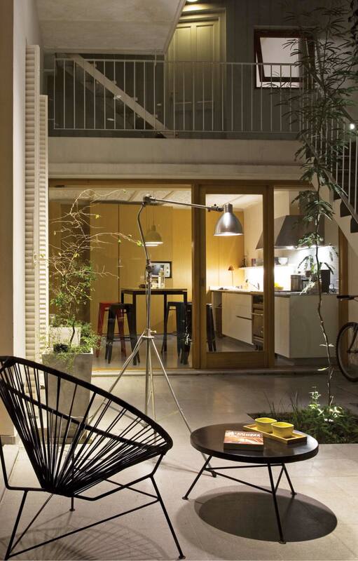 Patio central de una casa chorizo de 1939 en Coghlan diseñada por Broon Arquitectura.