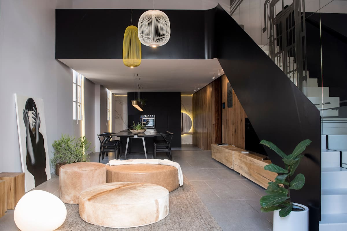 Ideas para que el material se luzca en revestimientos, muebles y luminarias.