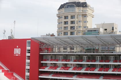 Identidad albirroja. El escudo y los colores, ilustrando los rincones del estadio