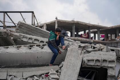 Identifican restos de tres niños rehenes, pero cuerpo que devolvió Hamás no es el de su madre