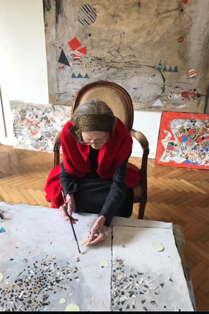 Ides Kihlen en 2020, cuando su mesa de trabajo pasó a ser la mesa ratona del living; ya no pintaba recostada en el piso después de los cien años