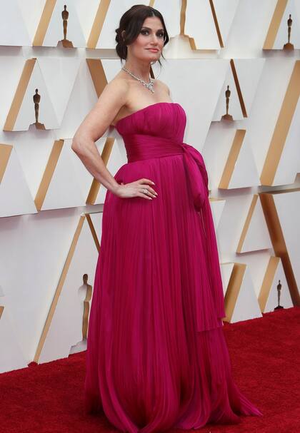 Menzel posó con un diseño de J. Mendel en fucsia