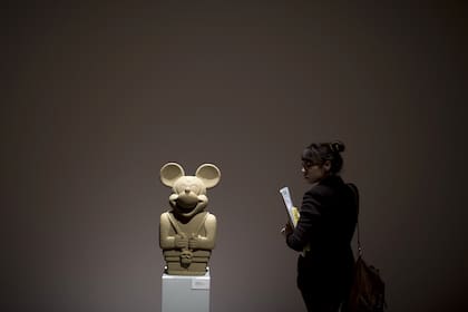 Ídolo con calavera, escultura de Nadin Ospina al estilo precolombino