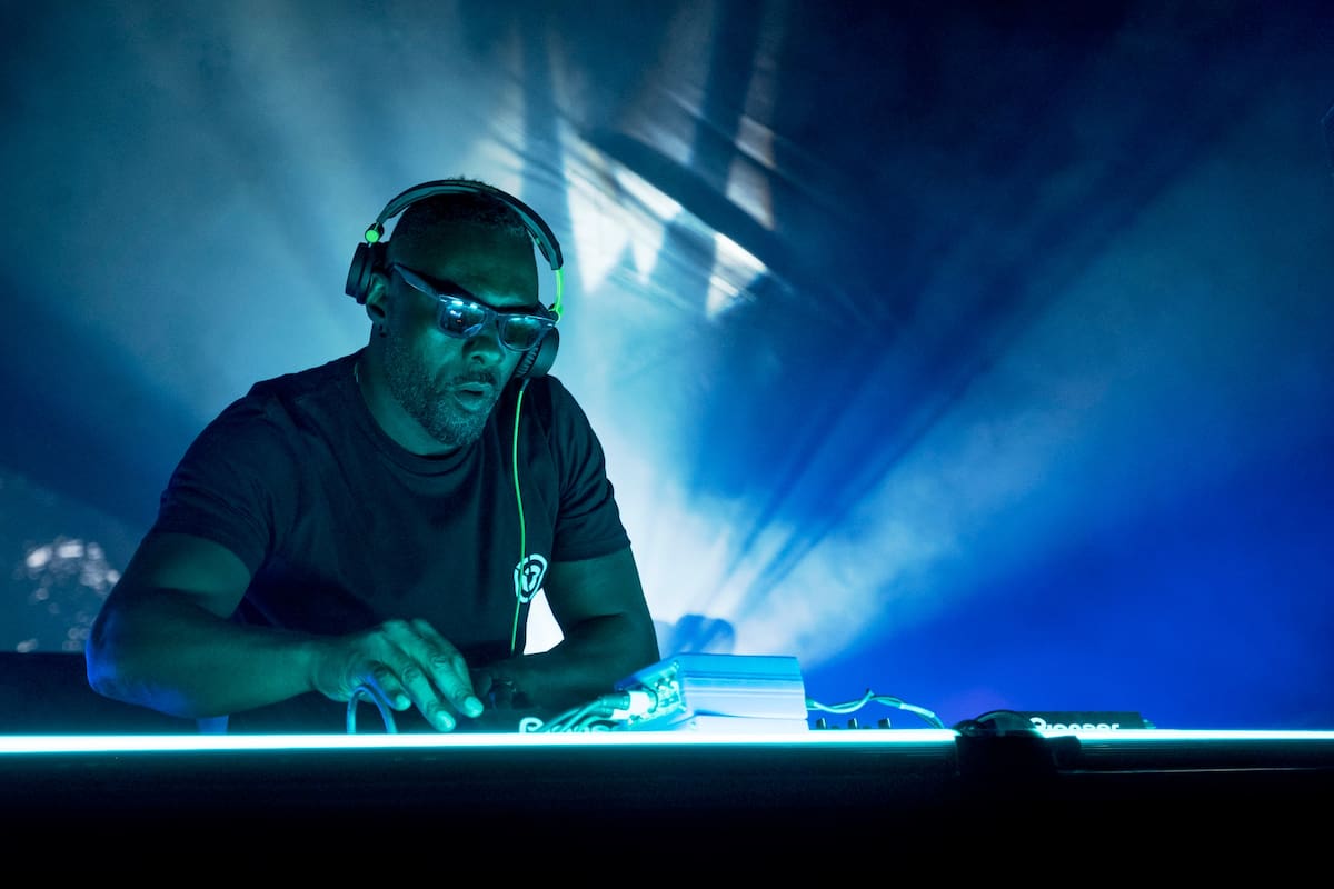 Idris Elba es un DJ y niñero en la comedia Turn Up Charlie