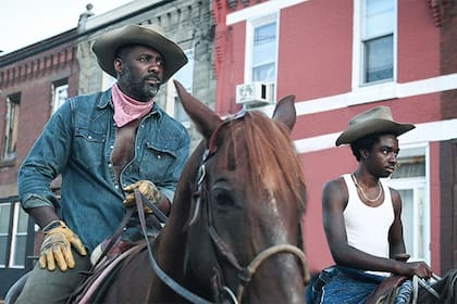 Idris Elba y Caleb McLoughlin en Cowboys de asfalto, estreno de Netflix
