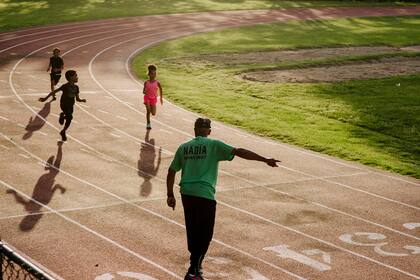 En la pista de atletismo, junto con sus jóvenes pupilos