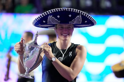 Iga Swiatek, con el trofeo del WTA Finals, en Cancún