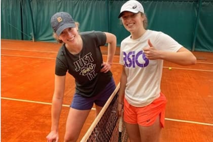 Iga Swiatek con su hermana, en un entrenamiento