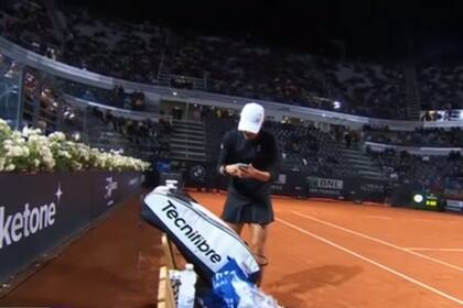 Iga Swiatek debió atender el celular en medio de un partido en Roma