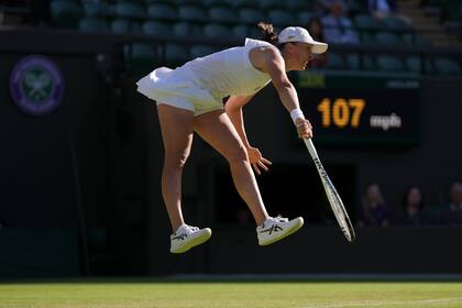 Iga Swiatek saca ante Lesley Pattinama Kerkhove durante la segunda ronda del torneo de Wimbledon, el jueves 30 de junio de 2022. (AP Foto/Alberto Pezzali)