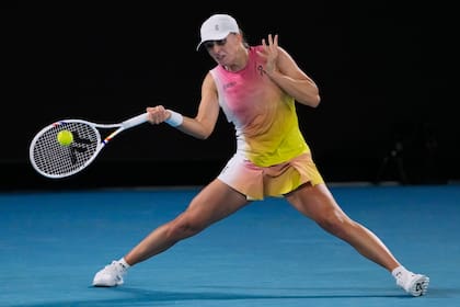 Iga Swiatek sigue indomable en Indian Wells, avanza a cuartos con paliza ante Muchova