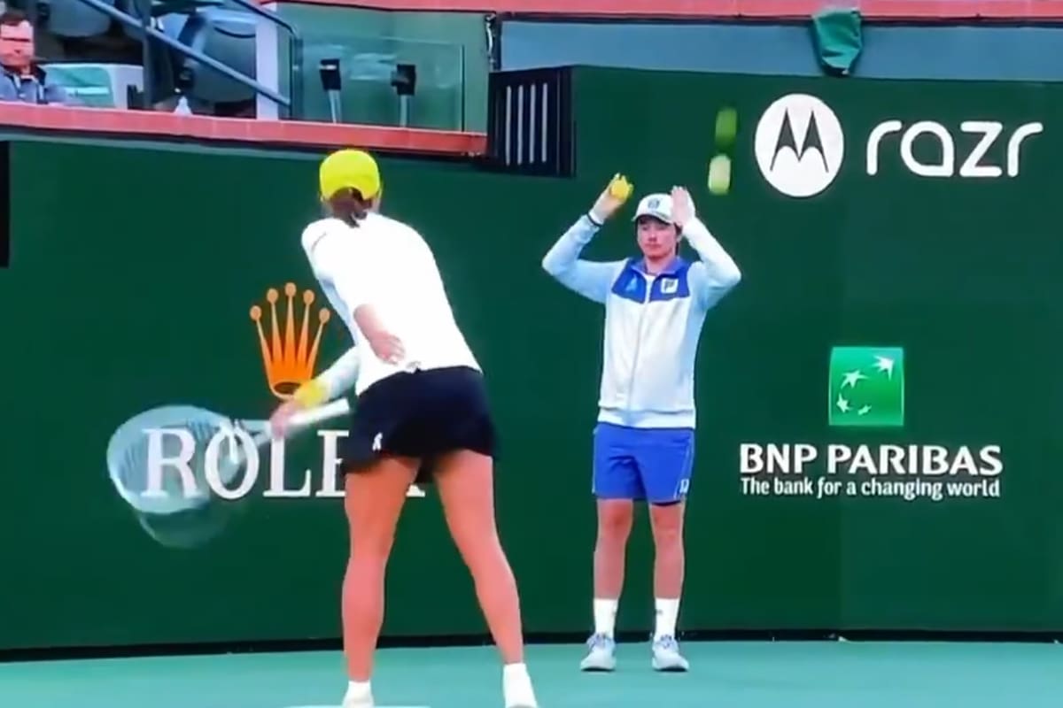 Iga Swiatek y su insólita reacción: casi le pega un pelotazo al ball boy en medio de su impotencia