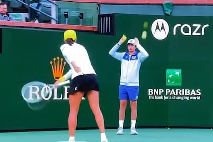 Iga Swiatek y su insólita reacción: casi le pega un pelotazo al ball boy en medio de su impotencia
