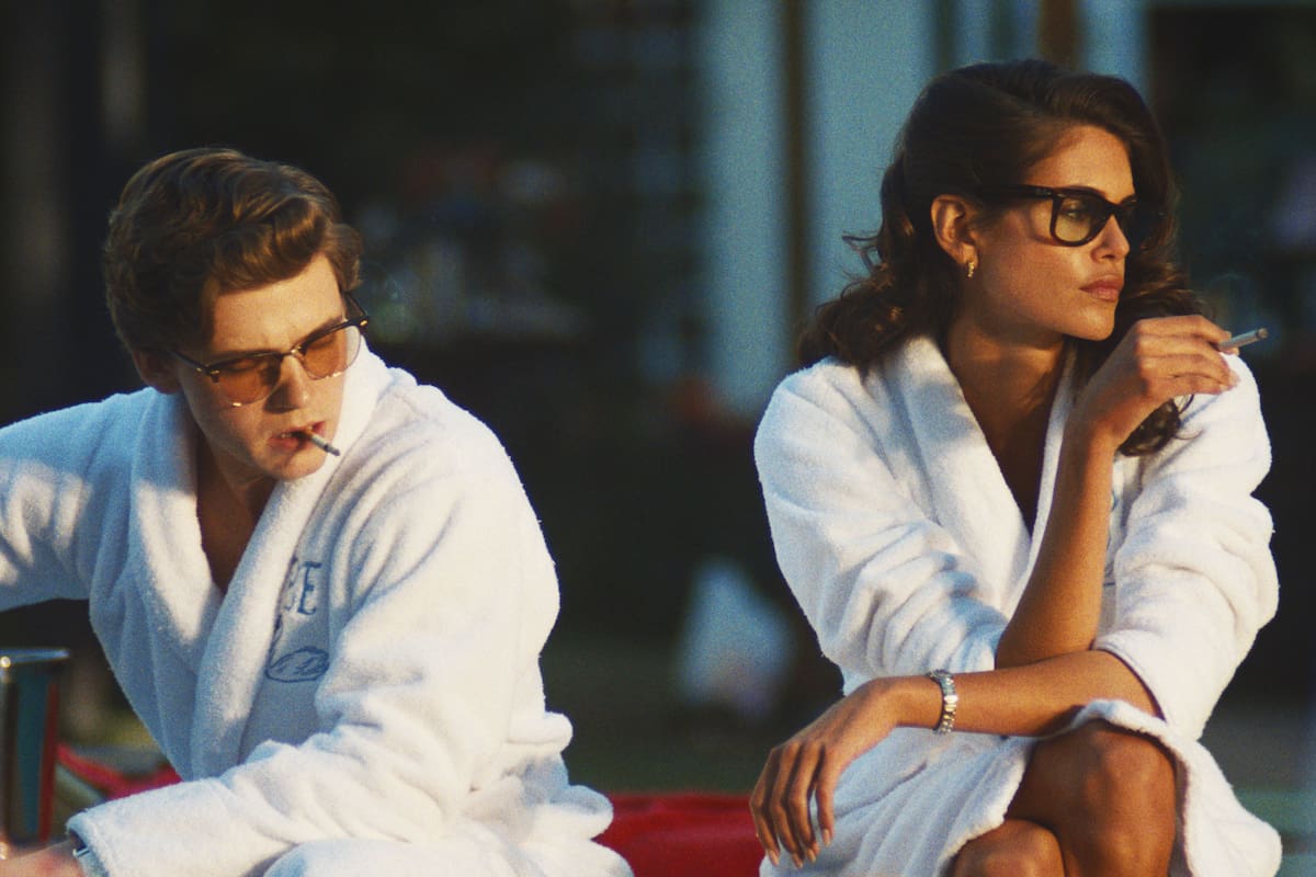 Igby Rigney interpreta a Bret Ellis, una versión ficcional del propio autor; Kaia Gerber es una de sus glamorosas compañeras de colegio, Susan Reynolds
