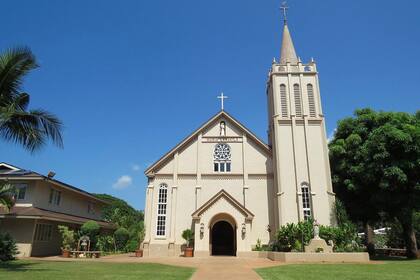 Iglesia Católica Maria Lanakila y su rectoría vecina no fueron dañadas por el incendio en Lahaina en la isla de Maui, Hawaii.