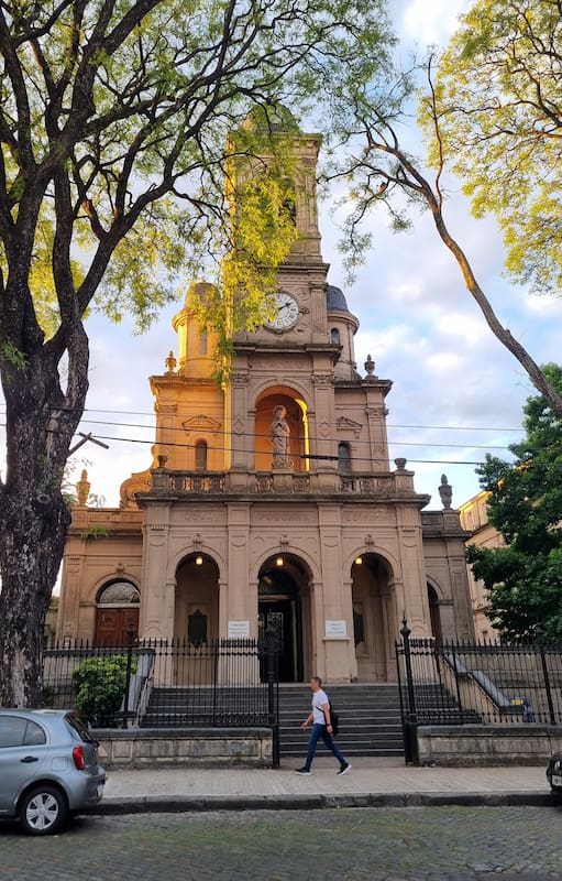 Iglesia de la Inmaculada Concepción. Fue donada por Mercedes Castellanos de Anchorena, y consagrada en 1899.