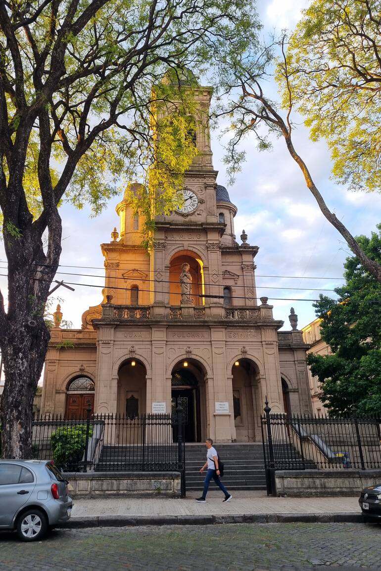 Iglesia de la Inmaculada Concepción. Fue donada por Mercedes Castellanos de Anchorena, y consagrada en 1899.