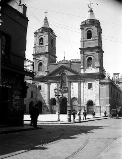 Iglesia de Santo Domingo, antes de la instalación del mausoleo de Belgrano.