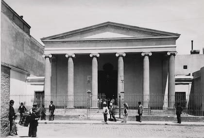 Iglesia Presbiteriana Escocesa de San Andrés. Estaba en Piedras 55. Fue demolida cuando se iniciaron las obras de la Avenida de Mayo.