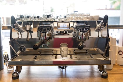 Iglesias Molli está muy orgulloso de su máquina de espresso.