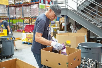 Iglesias y bancos de alimentos dan comida gratis en Florida (FB FeedHopeNow)