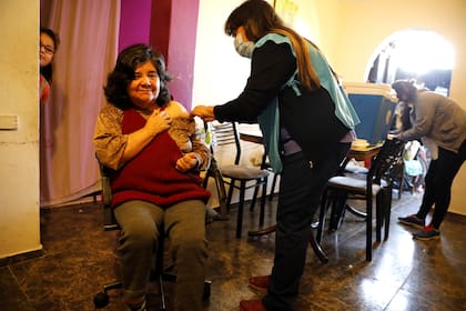 Ignacia Blas, de 58 años, recibió la vacuna contra el coronavirus en su domicilio. Como sufrió un ACV, no pudo acudir al vacunatorio