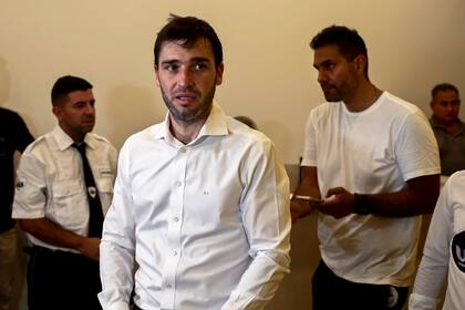 Ignacio Agustín Torres saliendo de la sede del Pro en Balcarce 412.