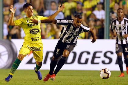 Ignacio Aliseda pelea la pelota junto a Leandro Carvalho