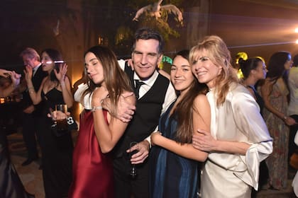 Ignacio con sus tres amores, sus hijas, Valentina e Isabel, y su mujer.