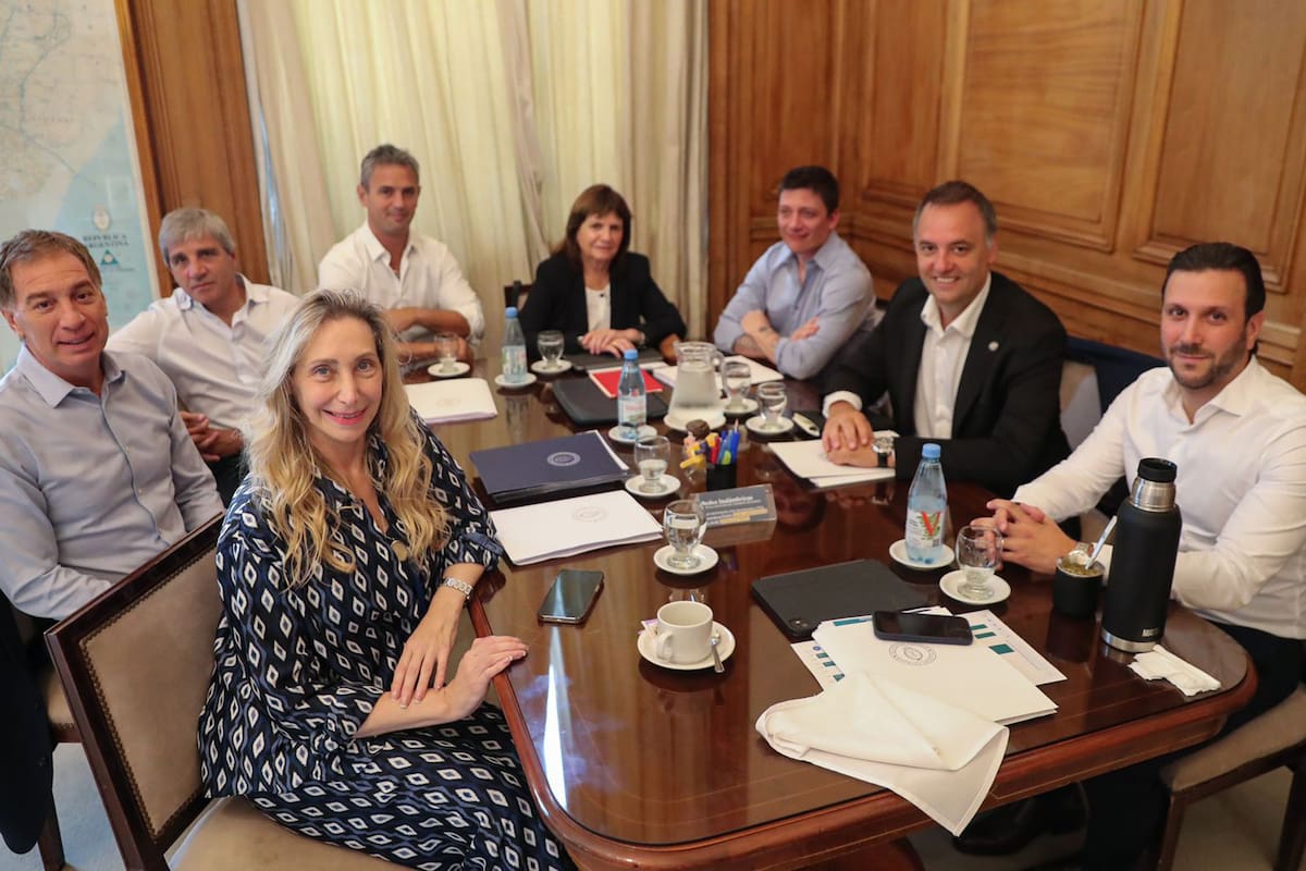Ignacio Devitt, sentado en la última reunión de la mesa política a la izquierda de Manuel Adorni y en frente de Karina Milei