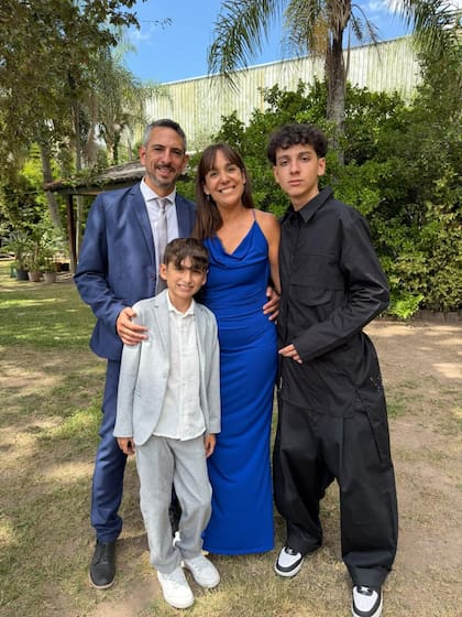 Ignacio, el marido de Soledad; Soledad; Nico y Santiago, su hermano mayor, juntos en familia