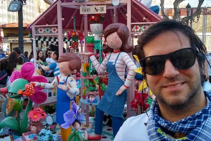 Ignacio en las Fallas de Valencia, una de las fiestas típicas donde los muñecos se queman, por ello se lleva un pañuelo para protegerse del humo.
