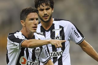 A lo grande. El debut de Nacho Fernández en Brasil: gol, figura y... bautismo