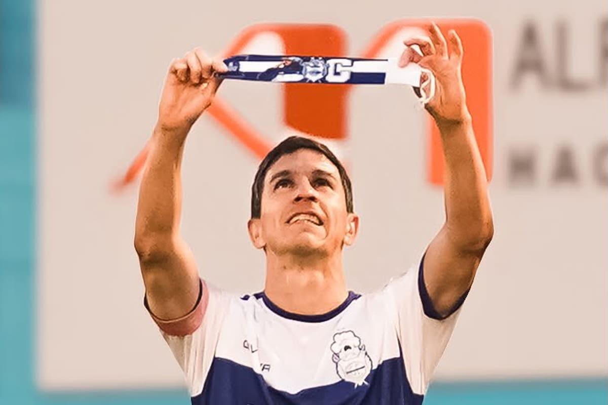 Ignacio Fernández hizo un golazo, besó la cinta en la que lleva la imagen de Diego Maradona y la mostró hacia el cielo en la jornada en la que el ídolo habría cumplido 66 años; Gimnasia superó a Estudiantes en Río Cuarto y se clasificó en el torneo Clausura.