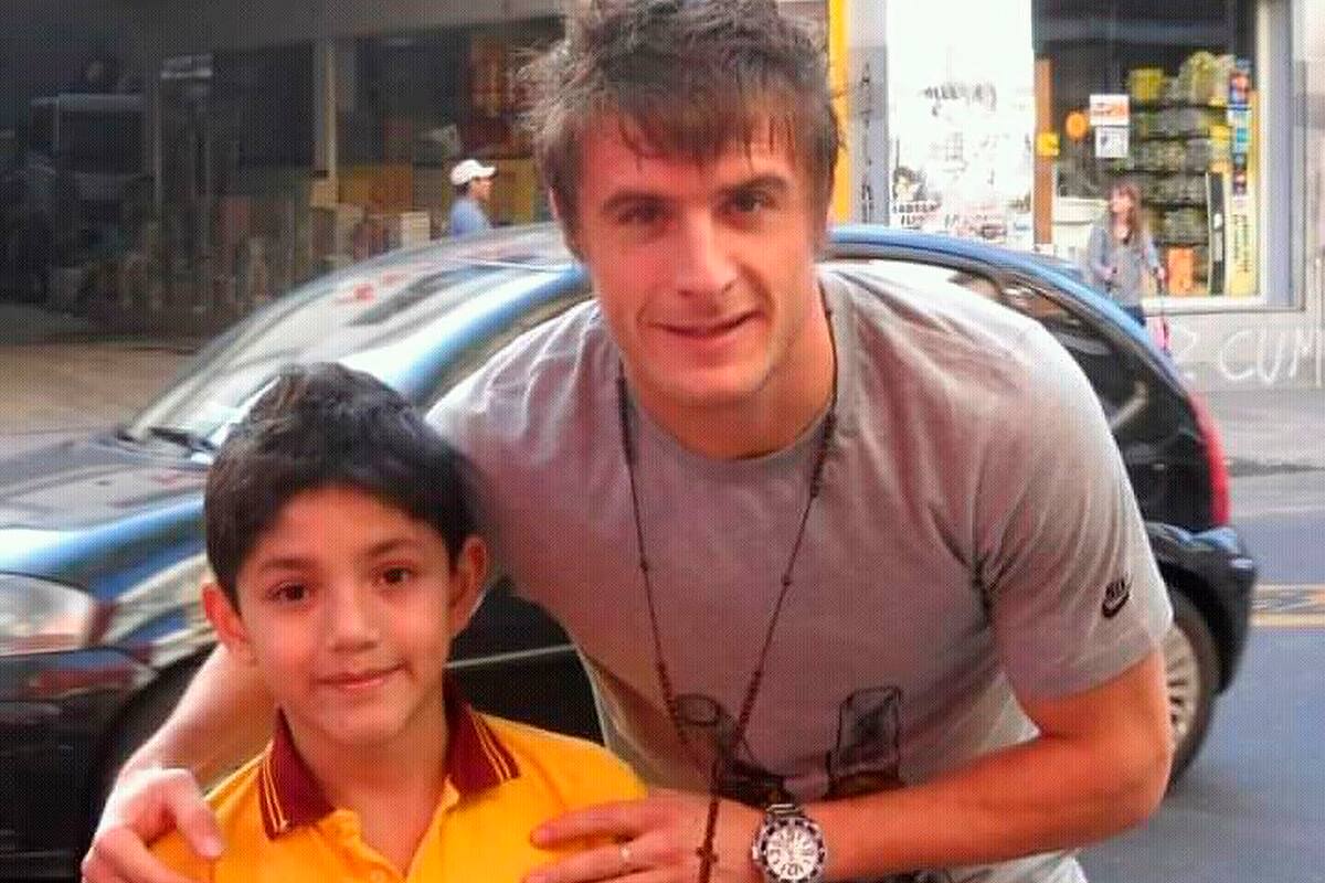 Ignacio Galván (lateral izquierdo de Racing de 18 años) con Iván Pillud, cuando el chico tenía apenas 10 y recién había llegado a jugar en el fútbol infantil de Racing; hoy comparten el equipo y la ilusión de llegar lejos en la Copa de la Liga y la Copa Libertadores