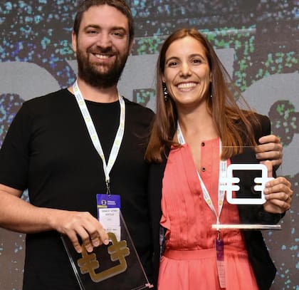 Ignacio Gómez Portillo y Carolina Pérez Mora al recibir el Sadosky de Oro en 2022
