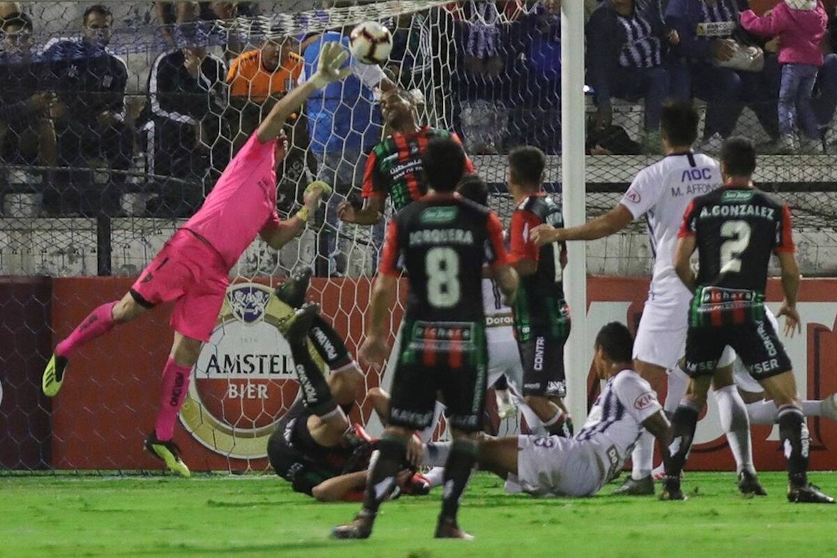 Ignacio Gonzalez, arquero de Palestino, protagonizó un blooper en el partido ante Alianza Lima
