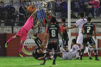 Ignacio Gonzalez, arquero de Palestino, protagonizó un blooper en el partido ante Alianza Lima