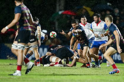 Ignacio Inchauspe abre la pelota a la salida de un ruck; esta vez Pampas jugó menos de manos, para no arriesgar la posesión en la noche lluviosa en que superó a Yacaré XV por el Super Rugby Americas.