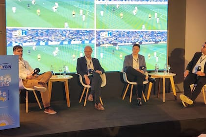 Ignacio Iturraspe, de Stats Perform; Massimo Magri, de TGI Sports; y Felipe Cabrera, de WSC Sports, participaron de un panel sobre IA