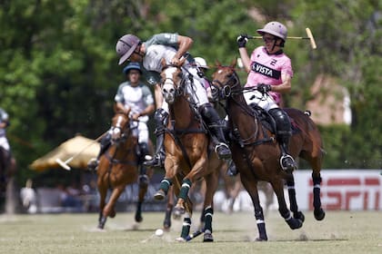 Ignacio Laprida maniobra asediado por Antonio Heguy; Ellerstina-Indios Chapaleufú definirá el domingo contra UAE la zona B y la segunda plaza en la final de Tortugas.
